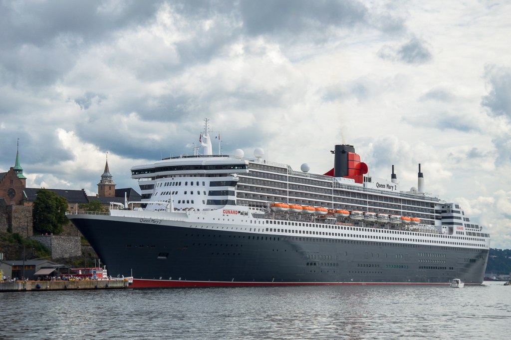 Queen Mary 2 во пристаниште