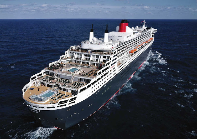 Queen Mary 2 во дневна светлина